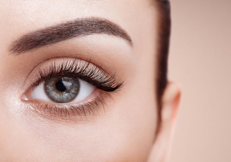 Preventing Damage to Eyelash Roots When Using Extensions